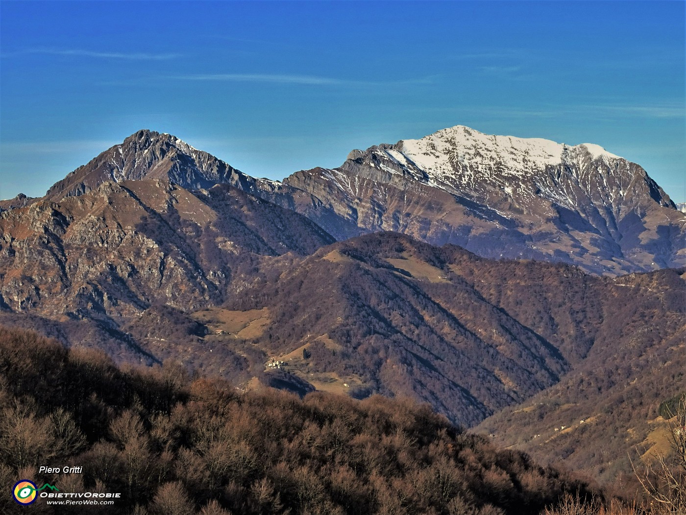 38 Zoom verso il Due Mani in primo piano con le Grigne in secondo.JPG